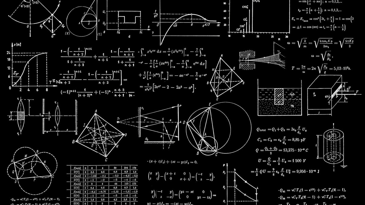 Devasa kara tahta üzerinde karmaşık teorem ve soyut matematik çizimleri