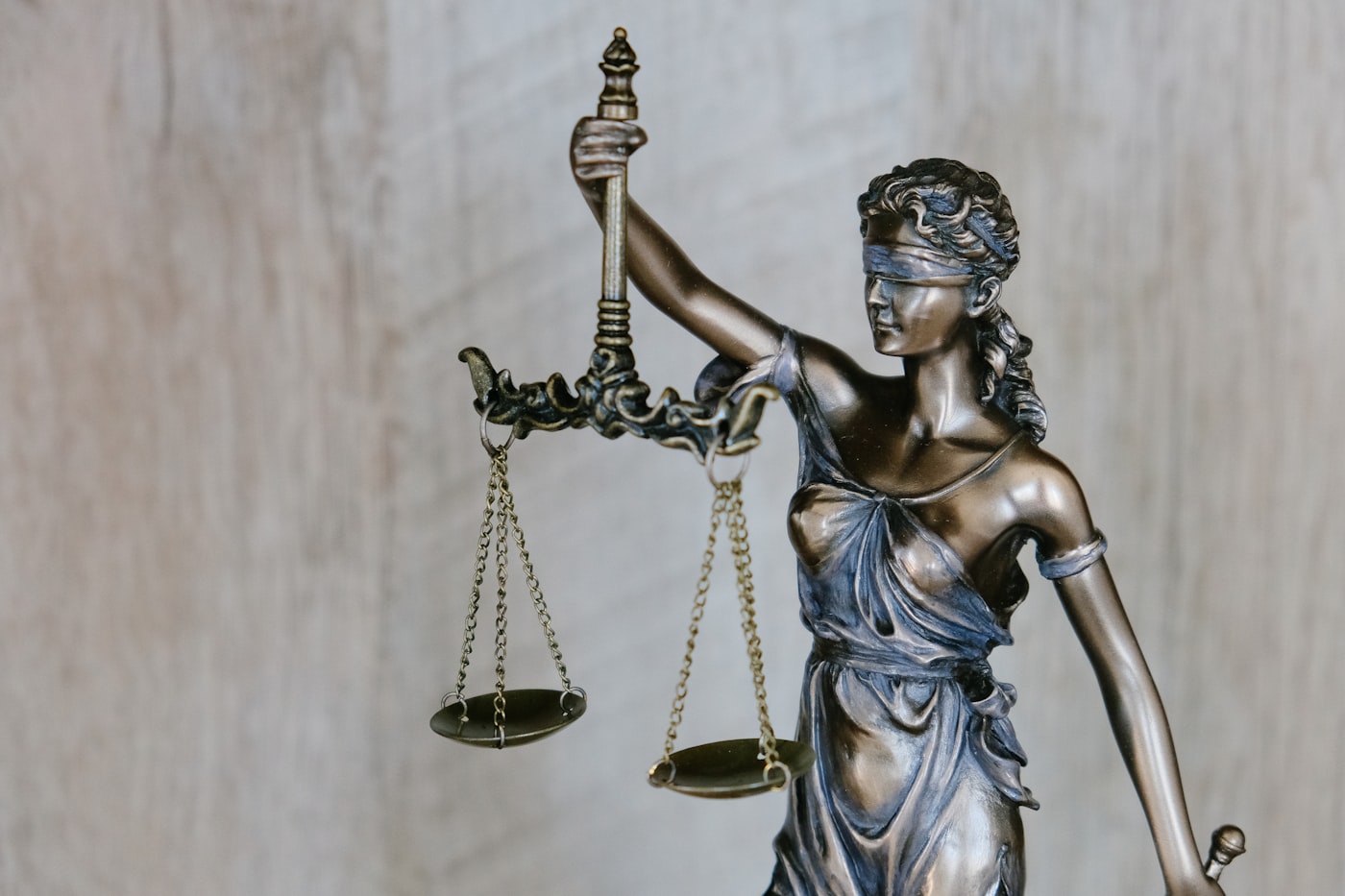 Mahkemelerde Yapay Zeka: Destek Aracı mı, Karar Veren mi?
