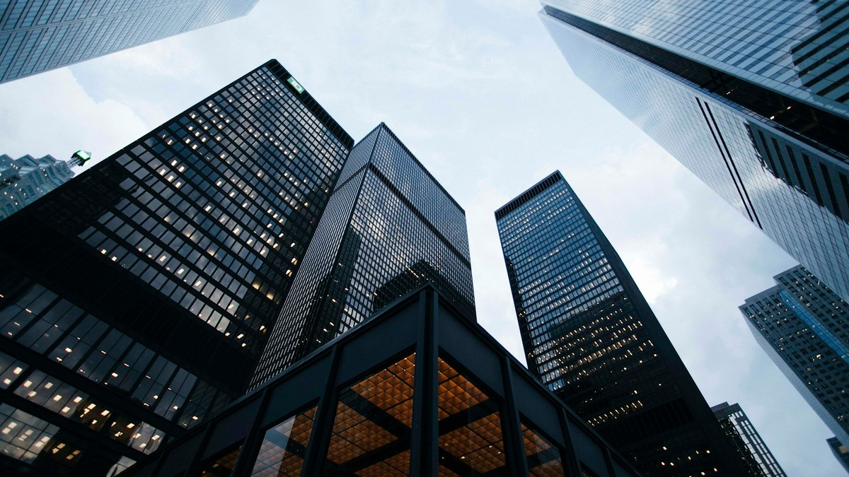 New York Menkul Kıymetler Borsası binası ve finans dünyasının siluetini yansıtan görkemli Wall Street sahnesi