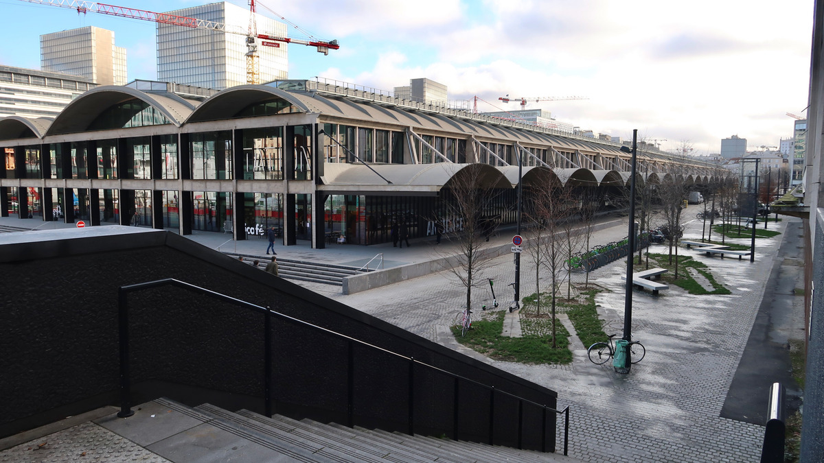 Paris'teki dev teknoloji ve girişimcilik merkezi Station F binasının dış mimarisi ve Avrupa teknoloji kampüsü