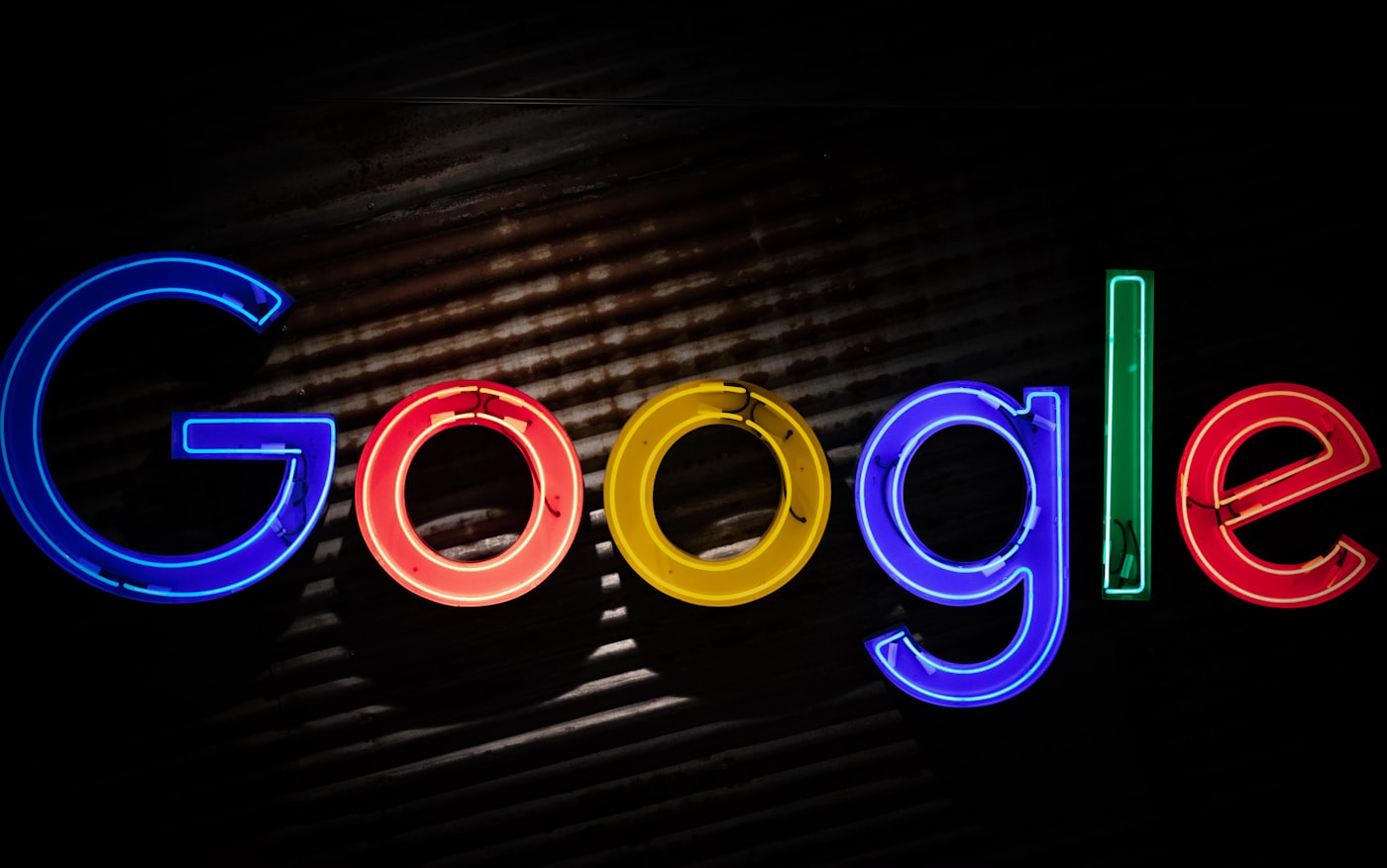Google logosu ve dijital arama dünyası