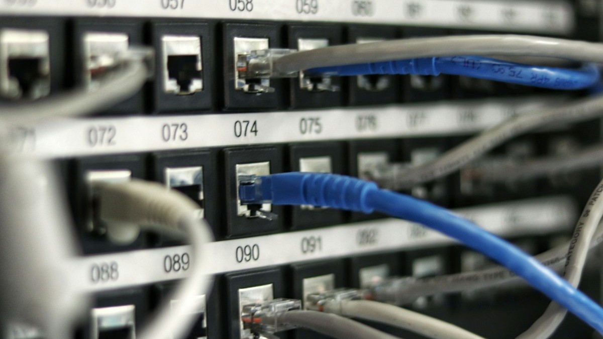 Veri merkezinde otonom ajan trafiğini izleyen fiber optik sunucu rafları ve ağ yönlendiricileri