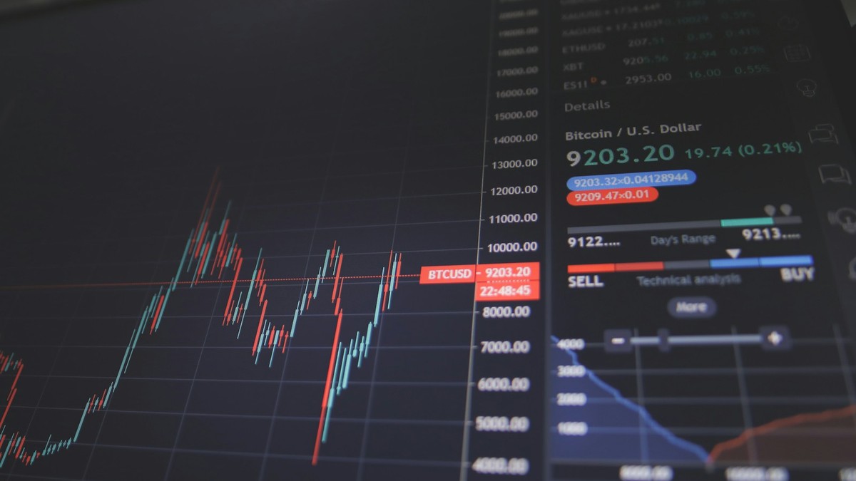 Borsa işlem salonunda hisse senedi fiyat endekslerini ve piyasa verilerini gösteren terminaller