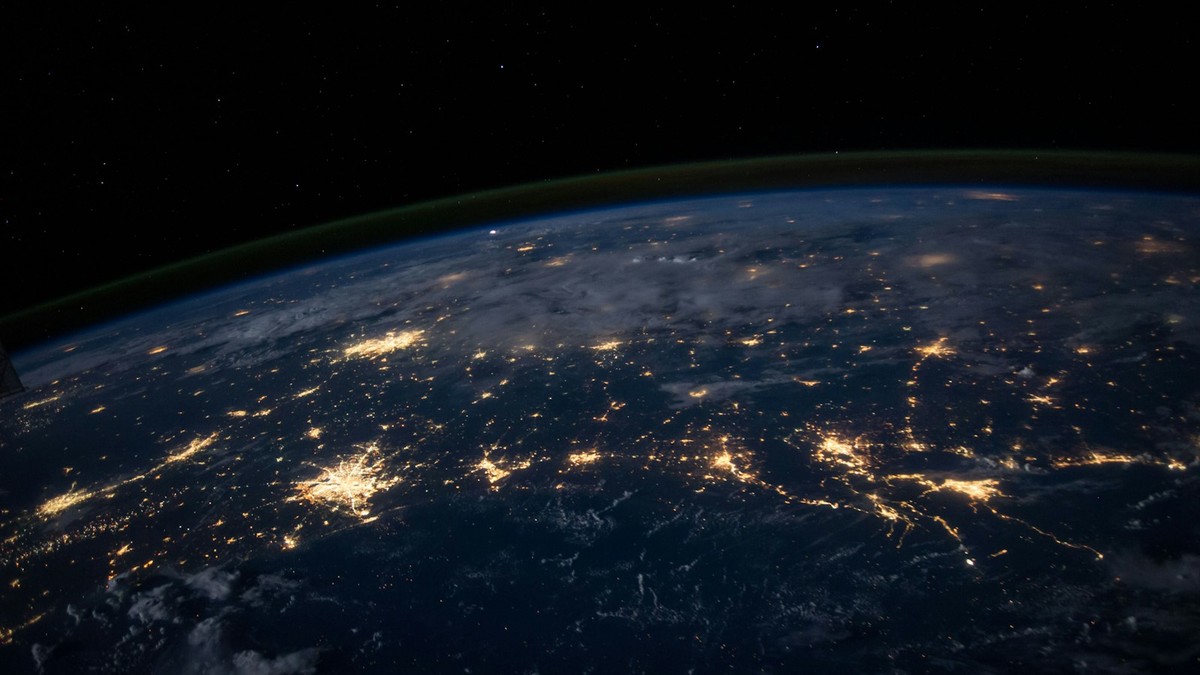 Gece karanlığında çalışan ve küresel sunucu ağlarıyla kesintisiz iletişim kuran modern dijital veri istasyonu