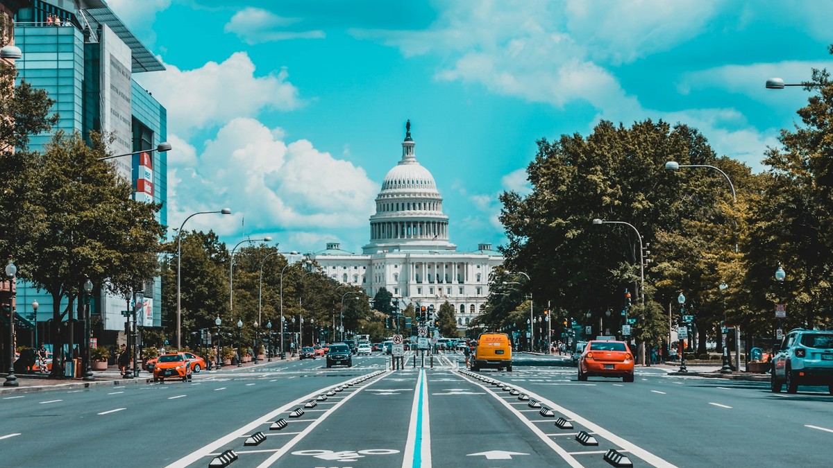 Washington'da ABD Kongresi ve yönetim binalarının akşam ışıkları altında stratejik yapay zeka zirvesi konsepti