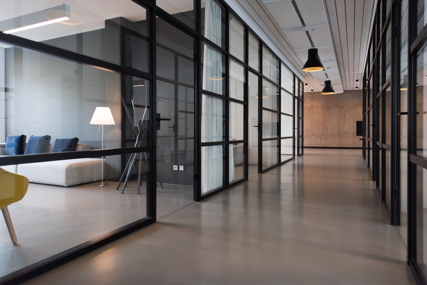 Modern ofis binası ve kurumsal altyapı